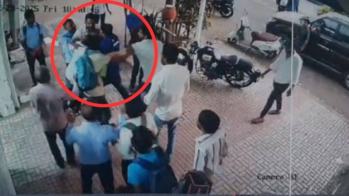 बिल जास्त लावले आणि गाडीतील पेट्रोल काढून घेतल्याच्या संशयावरून झालेल्या शाब्दिक वादाच रूपांतर मारहाणीत झालं आणि त्यांनी मॅनेजरला मारहाण केली.