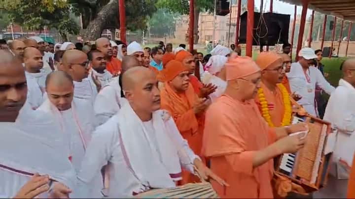 তারপর সন্ন্য়াসী ও ভক্তরা খোল-করতাল বাজিয়ে মঠ চত্বরে ঊষা-কীর্তন করেন। আজ দিনভর বেলুড় মঠে রামকৃষ্ণ বন্দনা, কথামৃত পাঠ, ভক্তিগীতি, ধর্মসভা চলবে। 