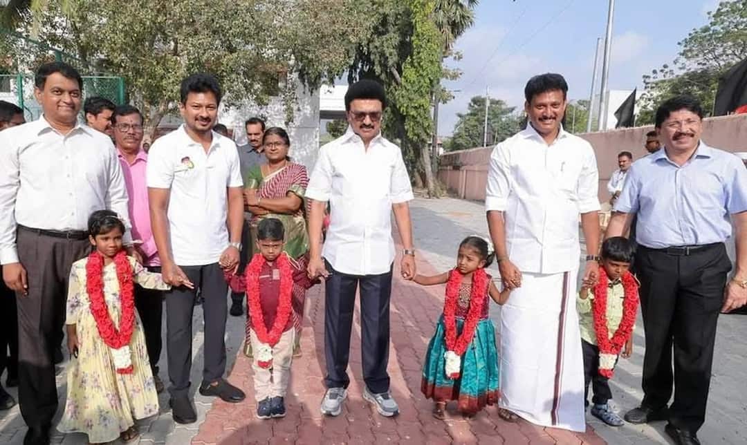 காத்திருந்த அமைச்சர்கள், நிர்வாகிகள்; அரசுப்பள்ளிக்கு சென்று மாணவர்களிடம் வாழ்த்துப்பெற்ற முதல்வர் ஸ்டாலின்!