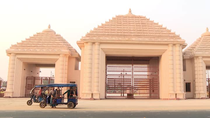 নীল জলরাশি, দিগন্ত বিস্তৃত বালিয়াড়ি। পাড় ঘেঁষে ঝাউবনের সারি। বাঙালির ২ দিনের ছুটি মানেই ডেস্টিনেশন দিঘা।  কিন্তু, দিঘার পর্যটন মানচিত্রে এবার ঘোরাঘুরির সঙ্গে ভক্তিভাবের মিশেল।সৌজন্য়ে এই সুবিশাল চোখ ধাঁধানো জগন্নাথ মন্দির।