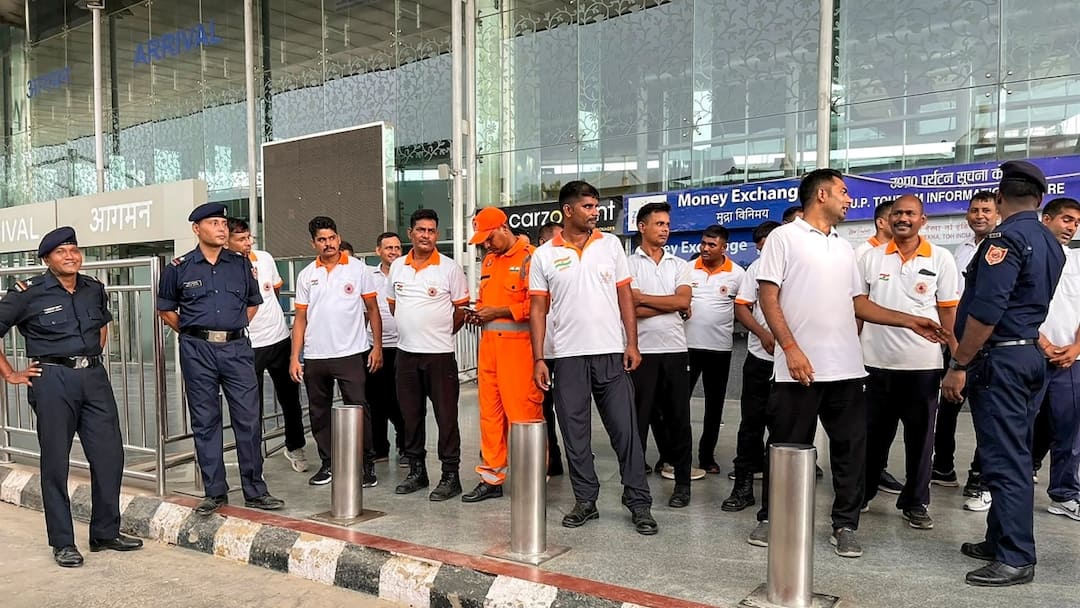 Lucknow Chaudhary Charan Singh International Airport closed for 137 days till 15th July for 8 hours लखनऊ एयरपोर्ट पर आज से 15 जुलाई तक दिन में आठ घंटे बंद रहेंगी फ्लाइट्स, जानिए वजह