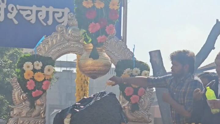 भविष्यात शनि देवाच्या शिळेची झीज होऊ नये म्हणून शनिशिंगणापूर देवस्थान ट्रस्ट आणि ग्रामपंचायत ने हा निर्णय घेतला होता.