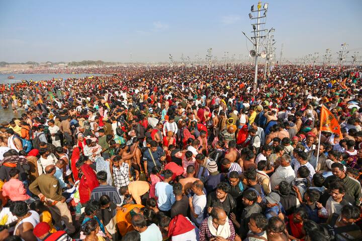 प्रयागराज में हुए महाकुंभ में महाराष्ट्र से करीब 25 अधिकारी गए और चार से पांच दिन तक उन्होंने वहां की व्यवस्थाओं का जायजा लिया.