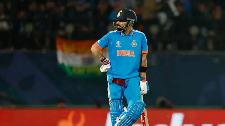 विराट कोहली अगर न्यूजीलैंड के खिलाफ 150 रन बना लेते हैं तो वनडे क्रिकेट इतिहास में दूसरे सबसे ज्यादा रन बनाने वाले प्लेयर बन जाएंगे. अभी उनसे आगे श्रीलंका के कुमार संगाकारा हैं.