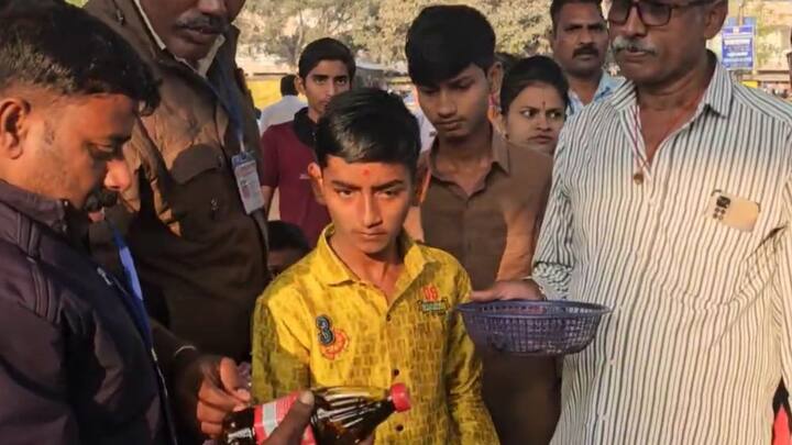 शनिशिंगणापूर मंदिराच्या प्रवेश द्वारावरच भक्तांकडील तेलाच्या बाटल्या तपासल्या जात आहेत.