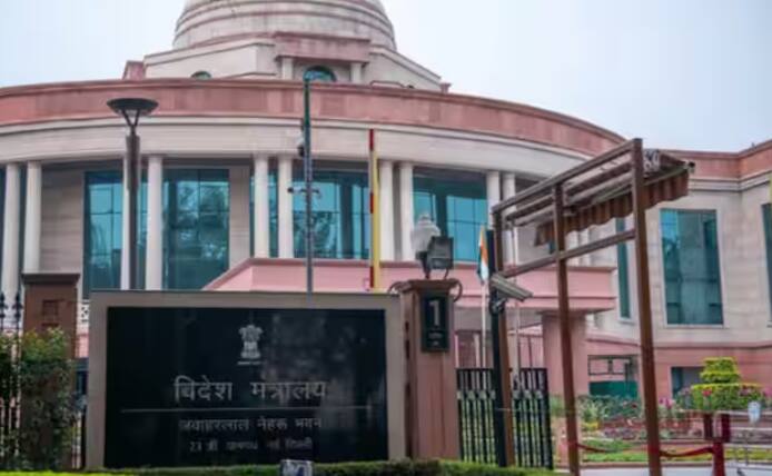 ਭਾਰਤ ਵਿੱਚ ਪਾਸਪੋਰਟ ਵਿਦੇਸ਼ ਮੰਤਰਾਲੇ ਦੁਆਰਾ ਜਾਰੀ ਕੀਤਾ ਜਾਂਦਾ ਹੈ। ਜਿਸ ਲਈ 36 ਪਾਸਪੋਰਟ ਦਫ਼ਤਰ ਹਨ। ਇੱਥੇ ਜਾ ਕੇ ਪਾਸਪੋਰਟ ਲਈ ਅਰਜ਼ੀ ਦੇਣੀ ਪੈਂਦੀ ਹੈ। ਜਿਸ ਲਈ ਕੁਝ ਮਹੱਤਵਪੂਰਨ ਦਸਤਾਵੇਜ਼ ਵੀ ਜਮ੍ਹਾ ਕਰਵਾਉਣੇ ਪੈਂਦੇ ਹਨ।