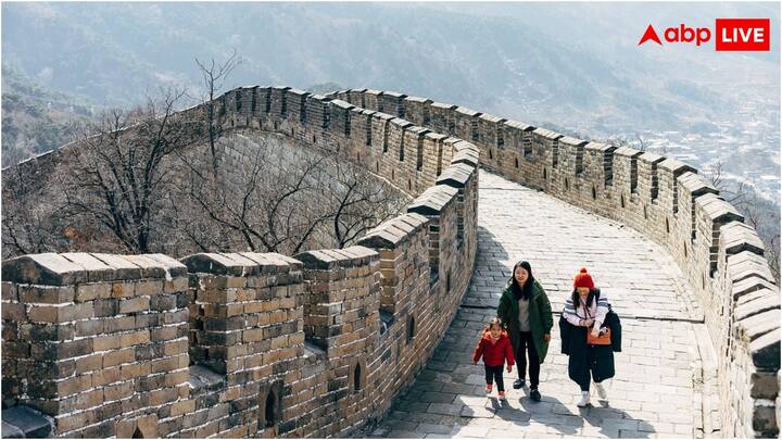 अब सवाल यह है कि चीन की दीवार को पैदल पार करने में कितना समय लग जाएगा? रिपोर्ट के मुताबिक, अगर आप इस दीवार को पैदल पार करते हैं तो आपको 4210 घंटे या फिर 175 दिन बिना रुके चलना पड़ेगा.
