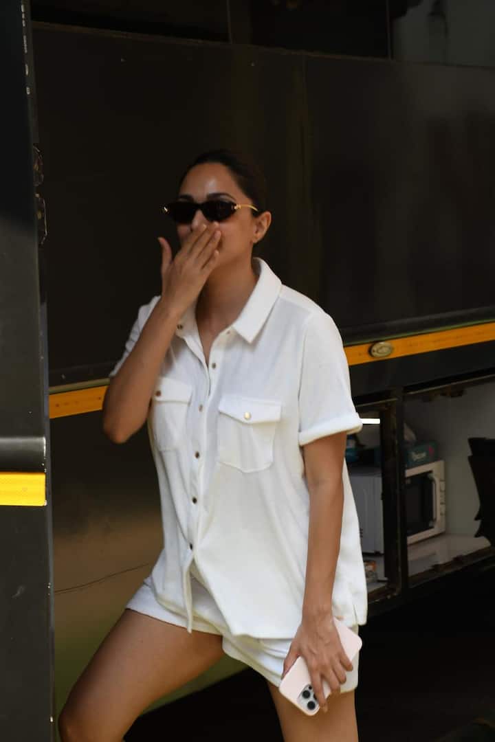 The actress exuded her pregnancy glow as she posed for the paparazzi, beaming with joy and happiness.