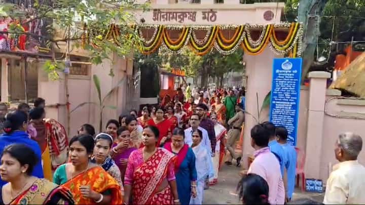 শ্রী শ্রী রামকৃষ্ণদেবের ১৯০ তম জন্মতিথি পালন করা হচ্ছে হুগলির কামারপুকুর মঠেও। ভোরে মঙ্গলারতির মাধ্যমে পুজোপাঠ শুরু হয়।