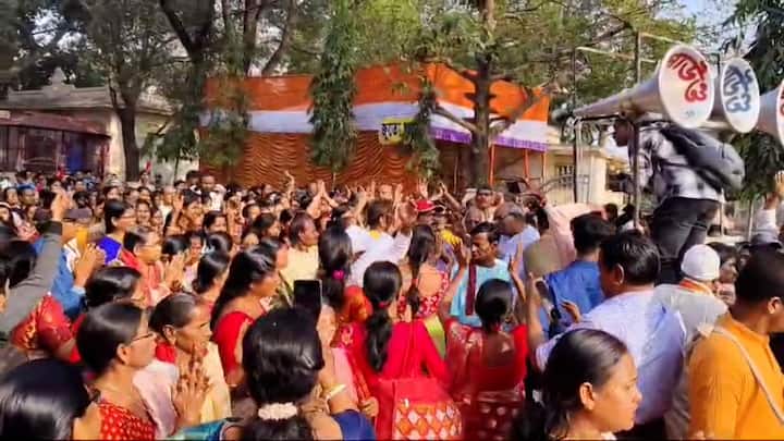 শোভাযাত্রায় অংশ নেন বহু মানুষ। আজ সারাদিন বিভিন্ন ভক্তিমূলক অনুষ্ঠানের আয়োজন করা হয়েছে।