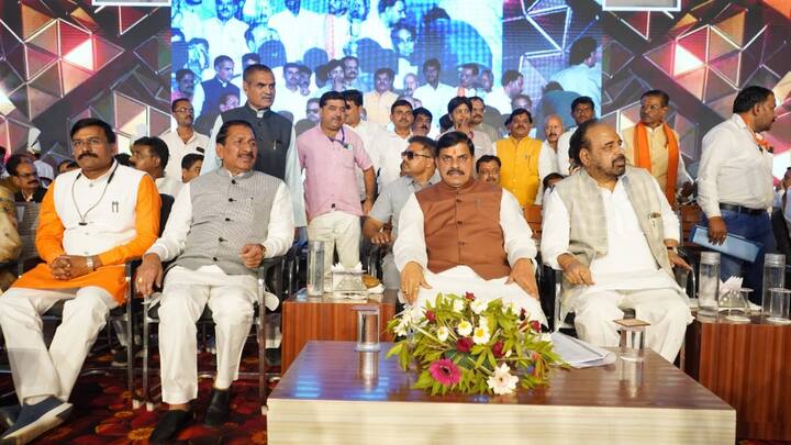 मुख्यमंत्री ने कहा कि प्रधानमंत्री नरेंद्र मोदी के द्वारा सीमा पर जवान और खेत पर किसान को सम्मान देने का कार्य किया जा रहा है.किसान की आय दोगुनी करने के लिए केंद्र एवं राज्य सरकार लगातार कार्य कर रही है.उन्होंने कहा कि अगले कुछ वर्षों में बुंदेलखंड की जमीन सिंचित होगी.कोई भी किसान अपनी 1 इंच जमीन भी न बेचे,उन्हें उनकी जमीन का पूरा लाभ मिलेगा और उनकी कृषि समृद्ध होगी.