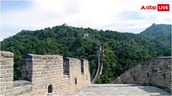 चीन की महान दीवार को दुनिया के सात अजूबों में गिना जाता है. इसे UNESCO की विश्व धरोहर की सूची में भी शामिल किया गया है. यह दीवार दुनिया भर के पर्यटकों के लिए आकर्षण का केंद्र है.