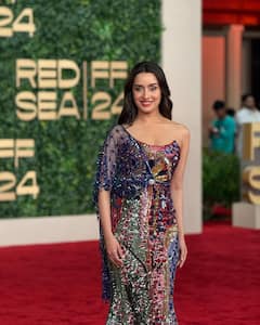 तिनं कधीकाळी वेटर म्हणून काम केलं, आज अख्ख्या बॉलिवुडवर करते राज्य; 'ही' सुंदर हसीना नेमकी आहे तरी कोण?