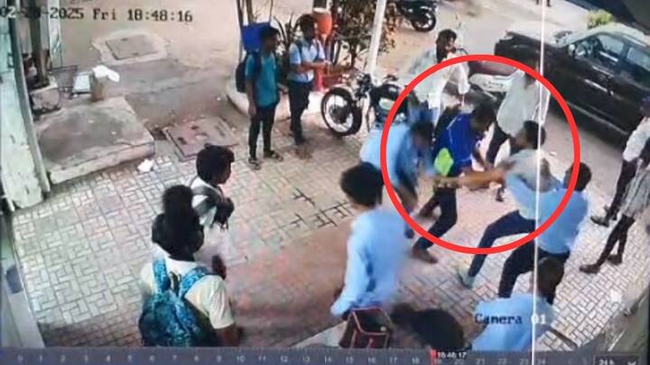 पिंपरीत शो रूम मॅनेजरला लाथा बुक्क्यांनी मारहाण करण्यात आल्याची धक्कादायक घटना घडली आहे. ही घटना सीसीटीव्हीत कैद झाली आहे