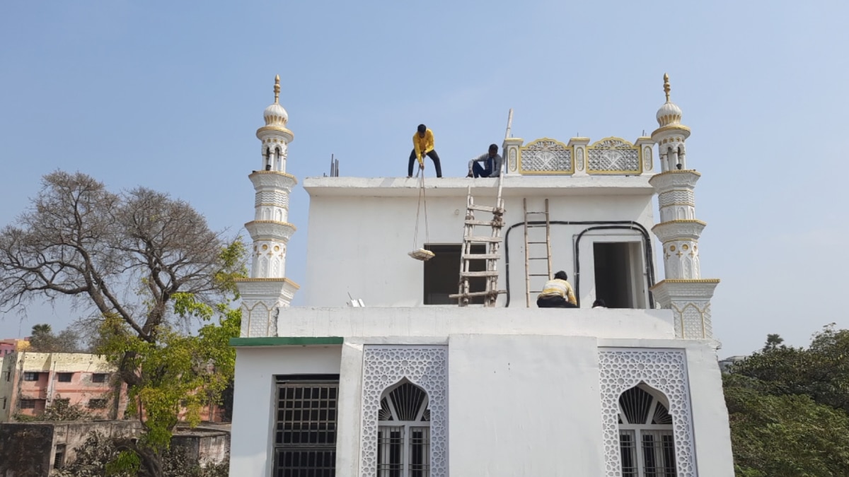 यूपी में इस मस्जिद का अवैध निर्माण टूटना शुरू, कमेटी खुद ही कर रही ध्‍वस्‍त, जानें पूरा मामला