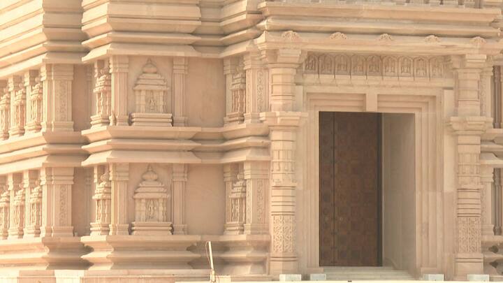 একেবারে পুরীর জগন্নাথ মন্দিরের আদলে। সেই স্থাপত্য়, সেই উচ্চতা। মুখ্য়মন্ত্রী ঘোষণা করেছেন, মন্দিরের উদ্বোধন হবে অক্ষয় তৃতীয়ায়। তার আগে কীভাবে সেজে উঠছে দিঘার জগন্নাথ ধাম?