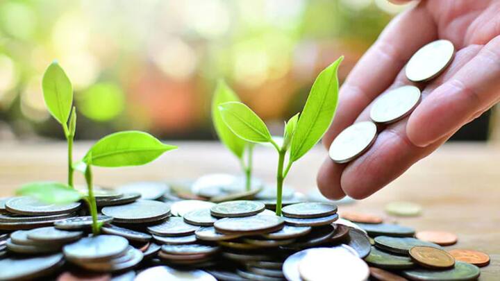 कुछ योजनाएं निवेश स्कीम होती है. तो वहीं कुछ सरकार की ओर से सीधा फायदा देने के लिए चलाई जा रही हैं. चलिए आपको बताते हैं महिलाओं के लिए कौन-कौन सी योजनाएं चलाई जा रही है. जो किसी तोहफे से कम नहीं है.