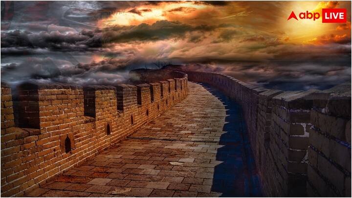 चीन की महान दीवार को दुनिया के सात अजूबों में गिना जाता है. इसे UNESCO की विश्व धरोहर की सूची में भी शामिल किया गया है.