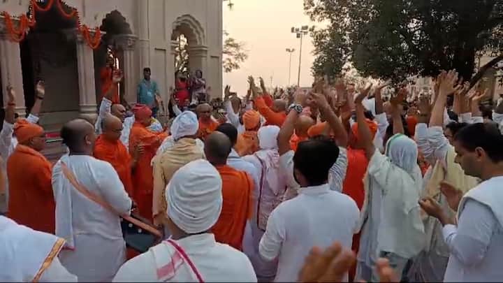 মহা সমারোহে আজ বেলুড় মঠে পালিত হচ্ছে শ্রী শ্রী রামকৃষ্ণদেবের জন্মতিথি উৎসব। আজ ভোরে মূল মন্দিরে মঙ্গলারতির মাধ্যমে অনুষ্ঠানের সূচনা হয়।