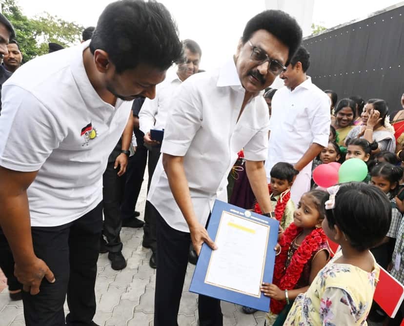 காத்திருந்த அமைச்சர்கள், நிர்வாகிகள்; அரசுப்பள்ளிக்கு சென்று மாணவர்களிடம் வாழ்த்துப்பெற்ற முதல்வர் ஸ்டாலின்!