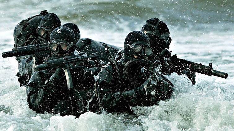 how to become indian navy marcos commando know about the selection process and salary structure जमीन, हवा और पानी में लड़ने में माहिर होते हैं ये कमांडो, जानिए कैसे होता है सिलेक्शन और कितनी मिलती है सैलरी