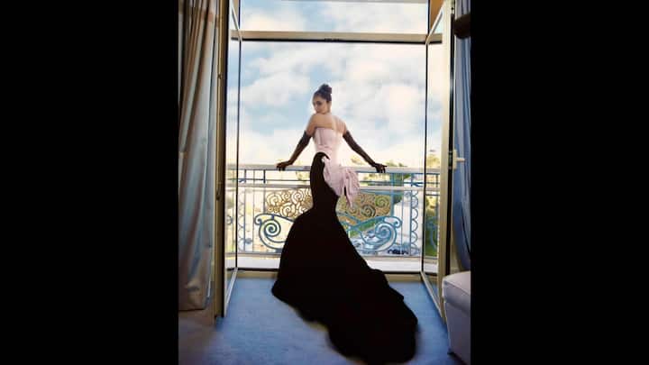 5. Black And Pink Gown: Kiara served a vintage look with her voluminous black and pink gown. The strapless gown featured a pink corset bodice and a long black train along with a huge bow detailing at the back. The actress paired her look with lace gloves that gave her a sophisticated touch. (Image Source: Instagram/@kiaraaliaadvani)