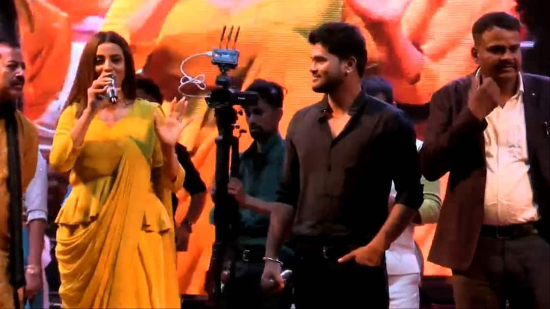 BJP Former MLC Rajan Kumar Singh wedding anniversary Program lathi charge on unruly audience in Aurangabad in bihar ann Aurangabad: पूर्व BJP MLC की शादी की सालगिरह पर अक्षरा सिंह को देख भीड़ हुई बेकाबू, पुलिस ने भांजी लाठियां