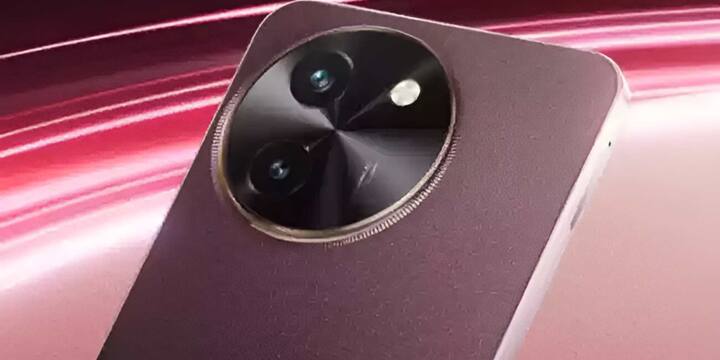 हाल ही में सामने आई टीज़र इमेज से पता चलता है कि इस स्मार्टफोन में ड्यूल रियर कैमरा सेटअप, एक LED फ्लैश, और एक खास रिंग-शेप LED लाइट दी गई है, जो पर्पल कलर में चमकती है और फोन के डार्क पर्पल कलर को कॉम्प्लिमेंट करती है.