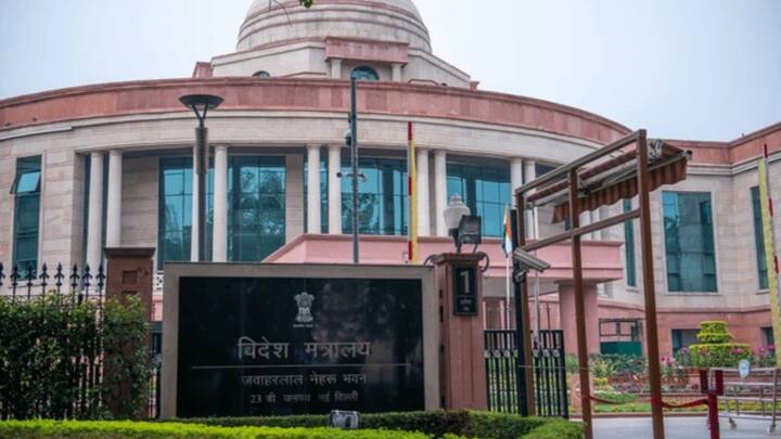 भारत में पासपोर्ट विदेश मंत्रालय द्वारा जारी किया जाता है. जिसके लिए 36 पासपोर्ट कार्यालय मौजूद हैं. यहां जाकर पासपोर्ट के लिए आवेदन देना होता है. जिसके लिए कुछ जरूरी दस्तावेज भी जमा करने होते हैं.