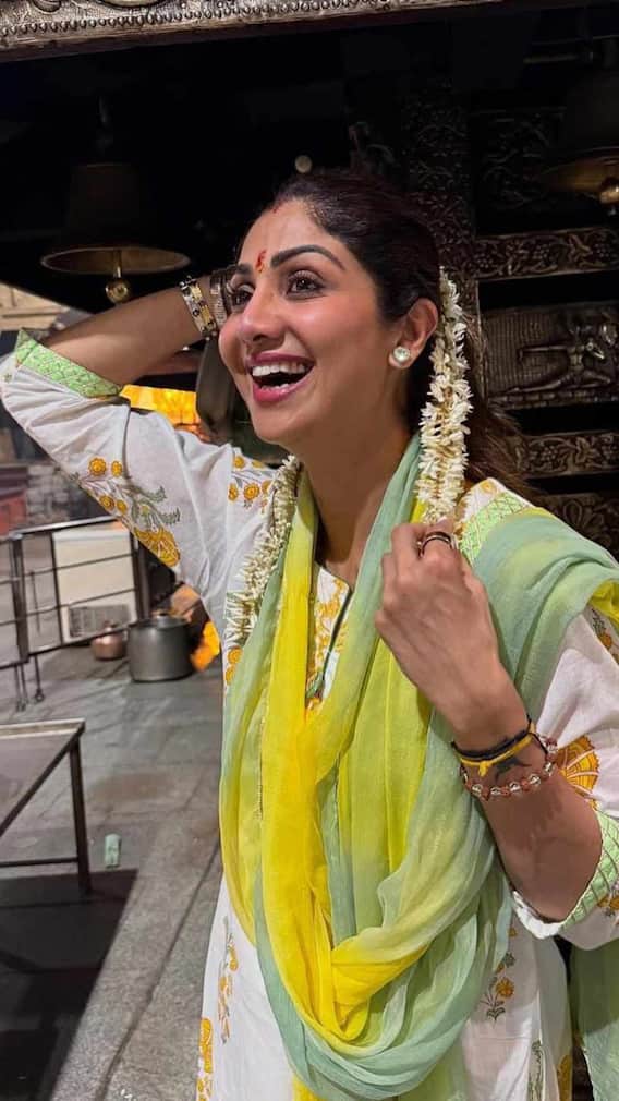 परिवार संग माता रानी का आशीर्वाद लेने दुर्गा परमेश्वरी मंदिर पहुंची शिल्पा शेट्टी