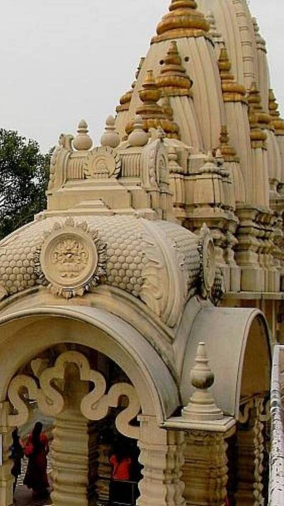 दिल्ली के छतरपुर मंदिर की स्थापना कब हुई थी?