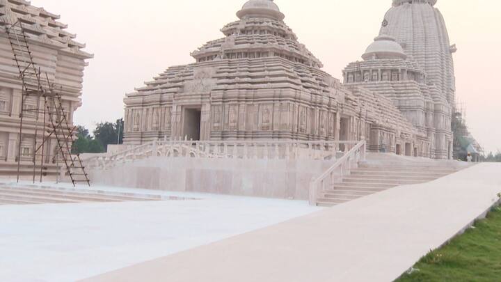 যেমন - মন্দিরের মাথার চূড়ো। দেওয়ালে অপূর্ব কাজ। ভিতরে পিঙ্ক বেলেপাথরের ওপর কাজ। এক্কেবারে পুরীর জগন্নাথ মন্দিরের আদলে তৈরি।