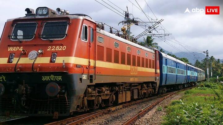 Railway Rules For Waiting Ticket Passengers: भारतीय रेलवे ने वेटिंग टिकट पर यात्रा करने वाले यात्रियों को लेकर नियम में बड़ा बदलाव कर दिया है. भूल के भी की यह गलती तो चुकाना पड़ेगा जुर्माना.