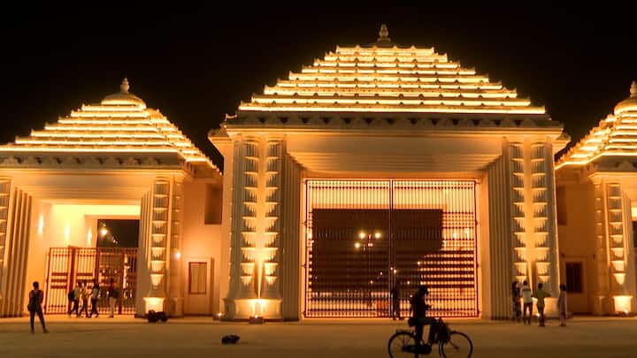 দিঘা রেল স্টেশনের একেবারে কাছেই মাথা তুলেছে এই জগন্নাথ মন্দির। ২০ একর জায়গার ওপর, এই মন্দির নির্মাণ করেছে হিডকো। ৩০ তারিখ, অক্ষয় তৃতীয়ার দিন মন্দিরের উদ্বোধন হবে। মুখ্য়মন্ত্রী ঘোষণা করেছিলেন, এবছরই অক্ষয় তৃতীয়ার দিন উদ্বধন হবে দিঘার জগন্নাথ ধামের। তার আগের দিন থেকে শুরু হবে যাগযজ্ঞ।