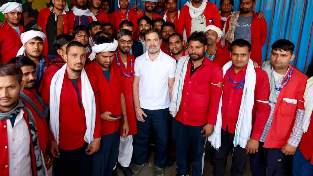 अचानक नई दिल्ली रेलवे स्टेशन पहुंचे राहुल गांधी, कुलियों से पूछा हालचाल, बोले- भगदड़ में पेश की इंसानियत की मिसाल Rahul Gandhi interacts with porters at new delhi railway station slams central govt on Stampede अचानक नई दिल्ली रेलवे स्टेशन पहुंचे राहुल गांधी, कुलियों से पूछा हालचाल, बोले- भगदड़ में पेश की इंसानियत की मिसाल
