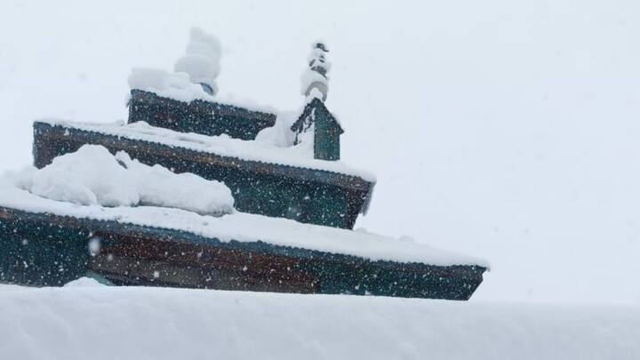 मारवाह निवासी ने कहा कि इस सर्दी में अब तक बर्फबारी अपेक्षाकृत कम हुई है. उन्होंने बताया कि आमतौर पर कुछ परिवार भीषण सर्दी से बचने के लिए अनंतनाग चले जाते हैं, लेकिन कम बर्फबारी के कारण ज्यादातर लोग इस बार वहां नहीं गए. लेकिन अब भारी बर्फबारी के कारण हमें महीनों तक एकांतवास में रहना पड़ रहा है.(फाइल फोटो)