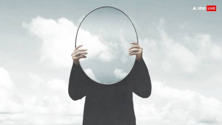 वास्तु के मुताबिक, घर की दक्षिण या पश्चिम दिशा में लगा हुआ आईना नुकसानदेह होता है. इनमें शीशा लगाने से व्यक्ति में भय की स्थिति पैदा होती है. इसके अलावा परिवार में झगड़े और मनमुटाव होने की संभावना भी बढ़ जाती है. व