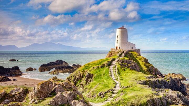 उत्तर पश्चिमी वेल्स के तट से दूर स्थित एंग्लेसी द्वीप कम आबादी वाला और सुदूर स्थित है, जो इसे सुरक्षित बनाता है.