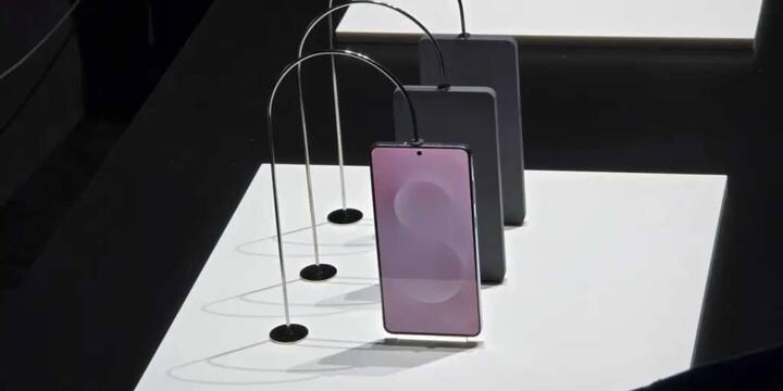 वहीं, Apple के बारे में कहा जा रहा है कि वह सितंबर 2025 में iPhone 17 Air लॉन्च कर सकता है जो Galaxy S25 Edge से भी पतला हो सकता है. हालांकि, iPhone 17 Air में सिर्फ एक रियर कैमरा होगा जबकि S25 Edge में डुअल-कैमरा सेटअप मिलेगा.