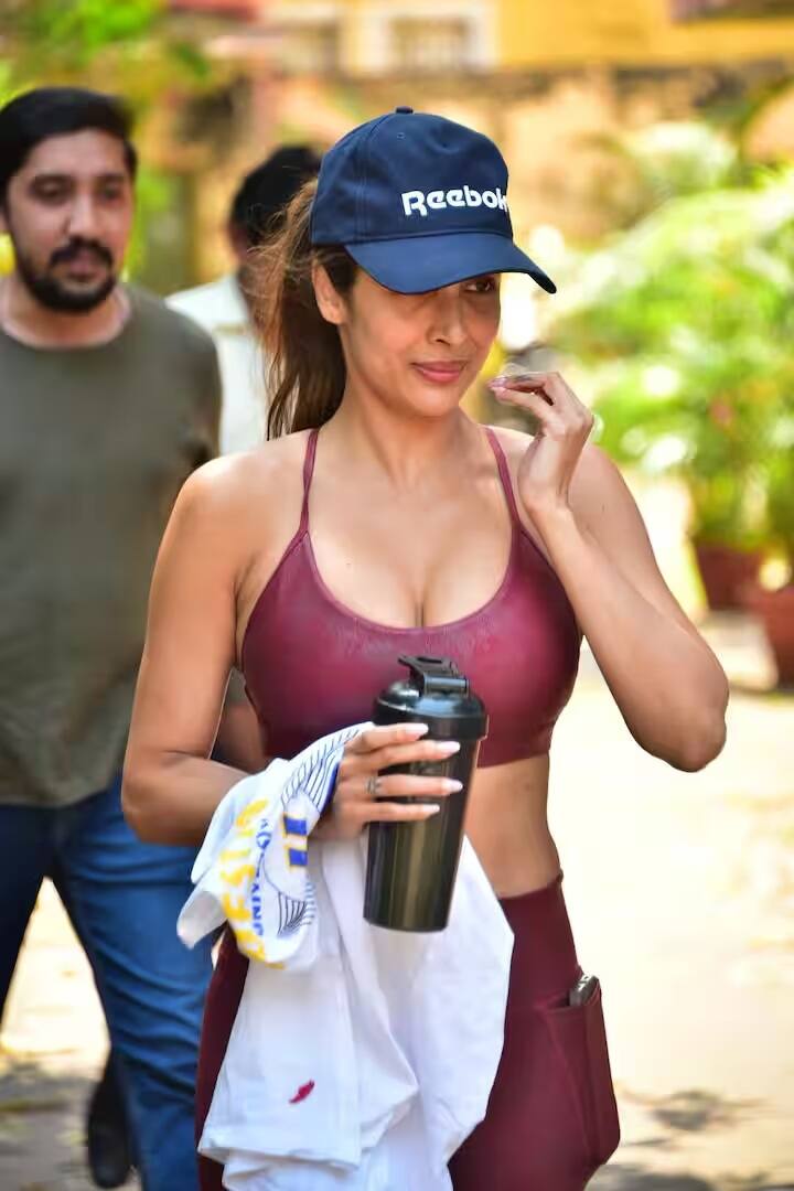 આ દરમિયાન મલાઈકા મેકઅપ વગરના લુકમાં જોવા મળી હતી, તેણીએ હાથમાં પાણીનો મગ અને જેકેટ રાખ્યું હતું.