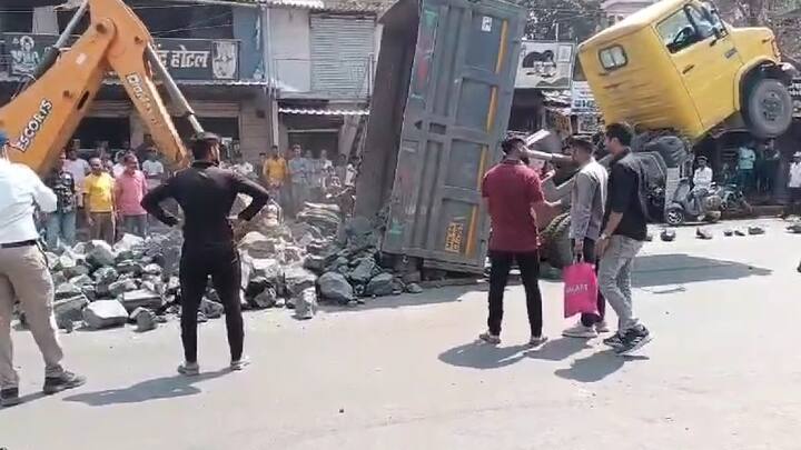 विरार पूर्व चंदनसार रोड येथील गणपती मंदिराजवळ मालवाहू ट्रकचा भीषण अपघात झाला, सुदैवाने मोठी दुर्घटना टळली