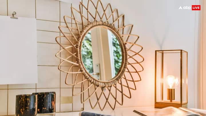 घर में आईना कभी टूटा-फूटा,नुकीला,धुंधला या गंदा नहीं लगाना चाहिए. टूटा हुआ शीशा व्यक्ति की तरक्की में बाधा डालने का काम करता है. नेगेटिविटी आती है. कहते हैं धुंधले शीशे में चेहरा देखने से छवि पर बुरा असर पड़ता है.