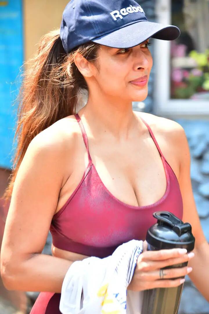 Malaika Arora: મલાઇકા અરોડા બૉલીવૂડની ફિટનેસ ક્વિન છે અને 51 વર્ષની ઉંમરે પણ તે ખૂબ જ સુંદર દેખાય છે. શનિવારે વર્કઆઉટ પછી અભિનેત્રી કિલર સ્ટાઇલમાં જોવા મળી હતી. મલાઇકા અરોડા હંમેશા હેડલાઇન્સમાં રહે છે. તે હંમેશા પોતાની ફિટનેસ માટે ધ્યાન ખેંચે છે. હાલમાં, અભિનેત્રી શનિવારે સવારે જીમની બહાર પણ જોવા મળી હતી. આ અભિનેત્રી ચુસ્ત જીમ આઉટફિટમાં ખૂબ જ સુંદર લાગી રહી હતી.