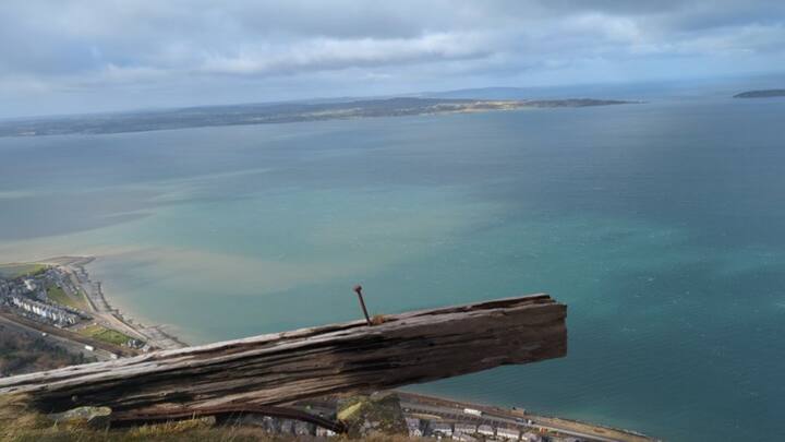 मेनाई वॉटरस्ट्रेट की मुख्य भूमि से अलग एंग्लेसी द्वीप द्वीप परमाणु या बड़े हमलों से बचाव के लिए आदर्श ठिकानों में से एक है.