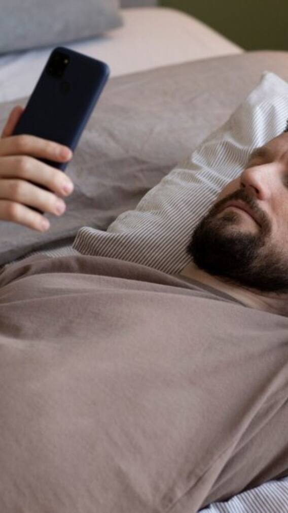স্মার্টফোন কত দূরে রেখে শোয়া উচিত ?