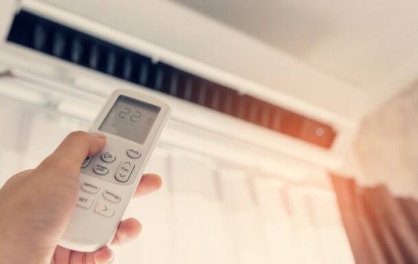 AC ઠંડક ના આપવા પાછળ ઘણા નાના મોટા કારણો જવાબદાર છે.  જેને તમે જાતે જ ઠીક કરી શકો છો. તમને જણાવી દઈએ કે જો તમારું AC ઠંડક ન આપી રહ્યું હોય તો શું સમસ્યા છે અને તેને કેવી રીતે ઠીક કરી શકો છો ?