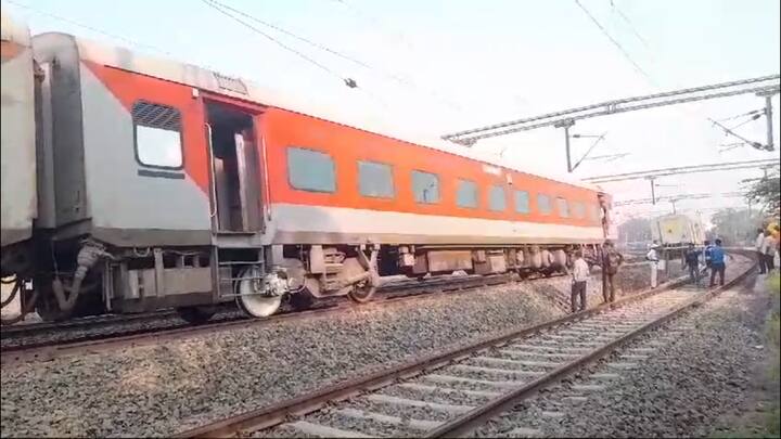 मात्र या घटणेमुळे जवळजवळ पाच तासांहून आधीक वेळ मिरज पुणे रेल्वे मार्गावरील वाहतूक खोळंबा झाला होता.