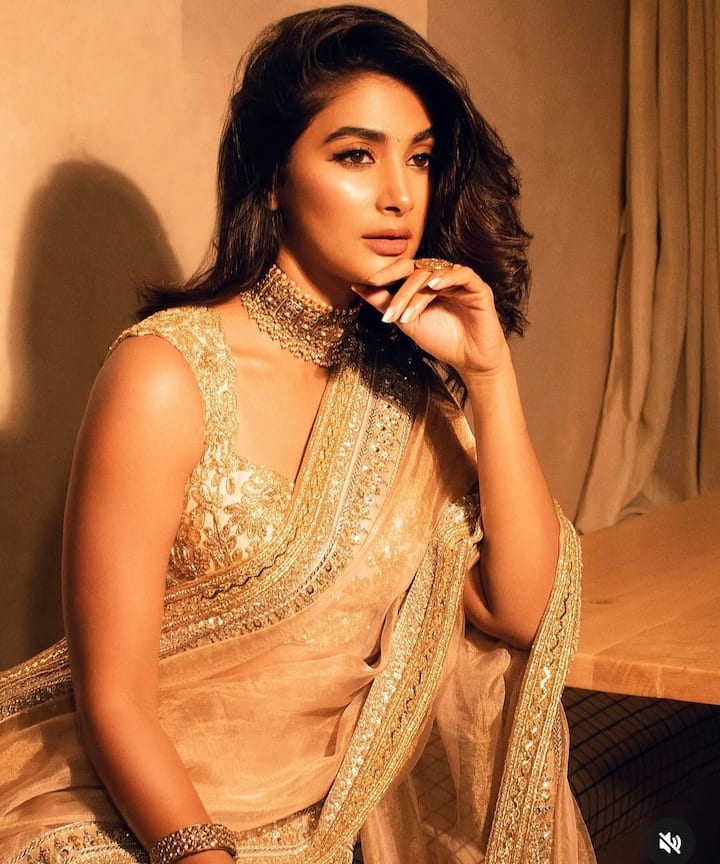 पूजा हेगड़े के डाइट प्लान की बात करें तो उनके दिन की शुरुआत कॉफी शॉर्ट से होती हैं, जो उनकी प्री वर्कआउट ड्रिंक है. वह बिना चीनी वाली ब्लैक कॉफी पीना पसंद करती हैं.