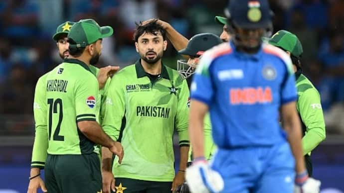 अबरारने इंस्टाग्रामवर पोस्ट करत लिहिले की, 'माझ्या बालपणीचा हिरो विराट कोहलीला गोलंदाजी करणे आणि त्याच्याकडून प्रशंसा मिळवणे खूप रोमांचक होते. तो महान क्रिकेटपटू आहे तितकाच तो एक चांगला माणूस देखील आहे. तो मैदानावर आणि मैदानाबाहेर प्रेरणा आहे.