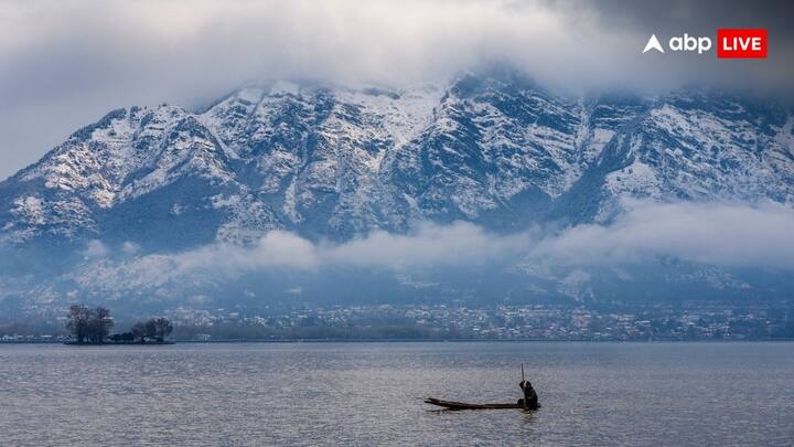 मौसम विभाग के मुताबिक, जम्मू कश्मीर के गुलमर्ग में भारी बर्फबारी हुई और तूफान भी आया इसके बाद 3 फीट से भी ज्यादा बर्फ जम गई है. बांदीपोरा, कुपवाड़ा, पहलगाम, डोडा, किश्तवाड़, भद्रवाह, रियासी, राजौरी और पुंछ में भी जोरदार बर्फ गिरी.